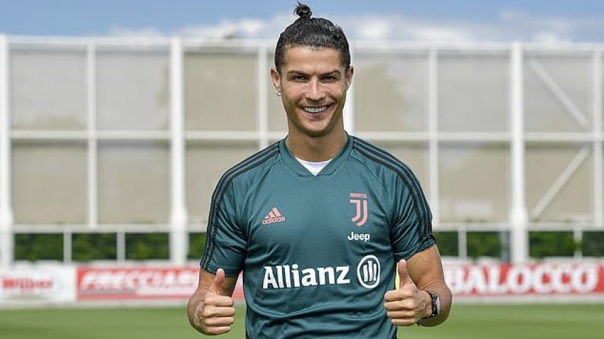Ronaldo tươi rói trong ngày trở lại tập luyện cùng Juventus
